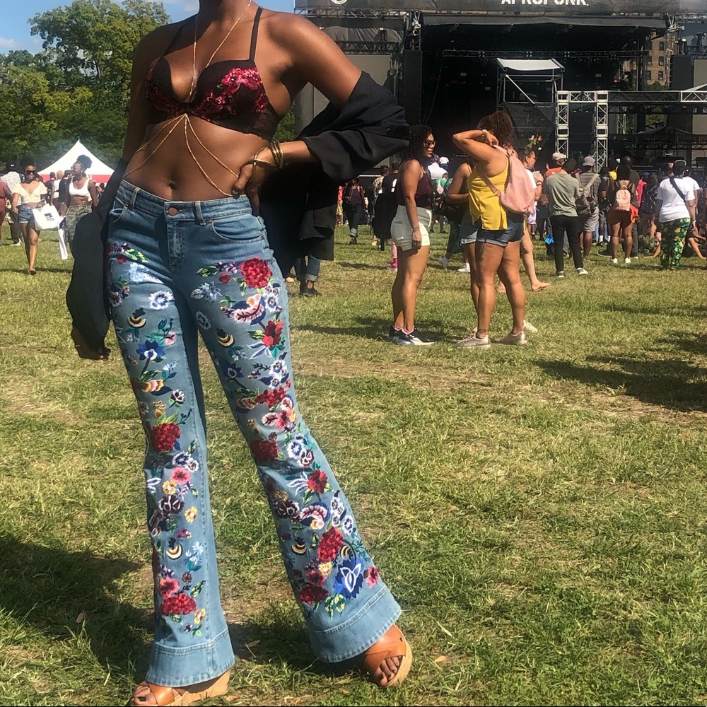 Flower power Alice+Olivia low rise flare jeans🌸